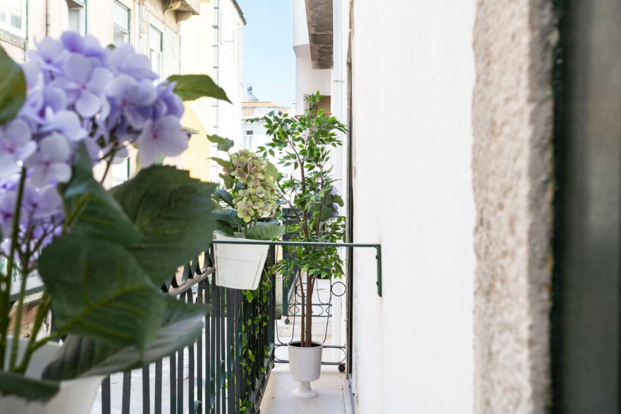 Apartment Altido Chic 1br Apt With Balcony Close By Graca Viewpoint And Tram Stops Lissabon