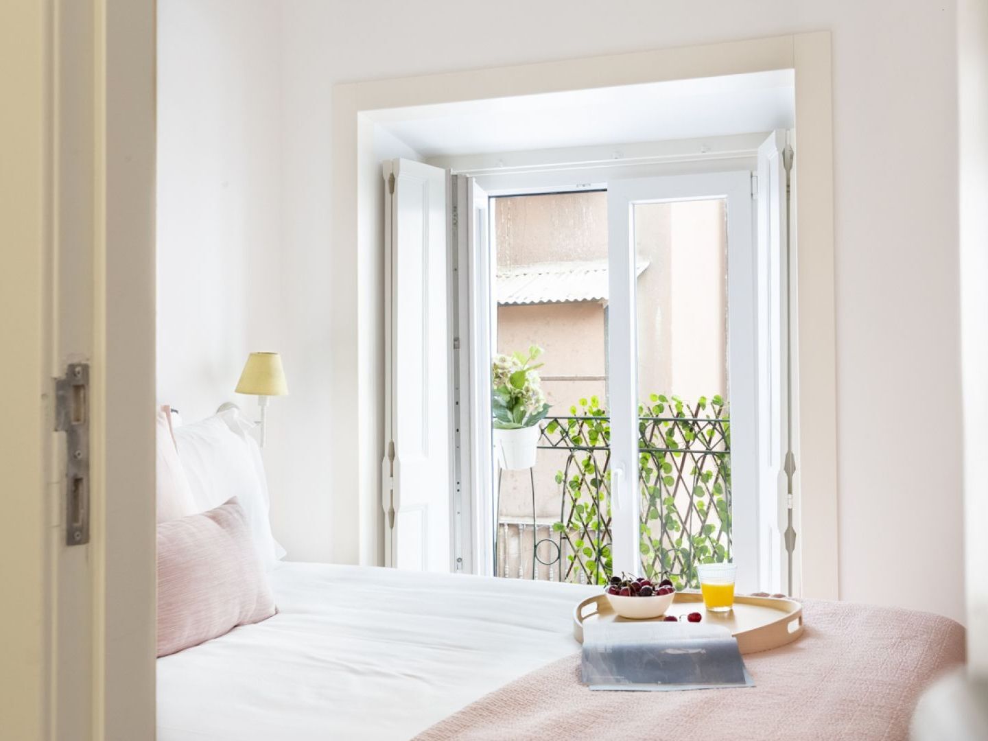 Lejlighed Altido Chic 1br Apt With Balcony Close By Graca Viewpoint And Tram Stops Lisboa
