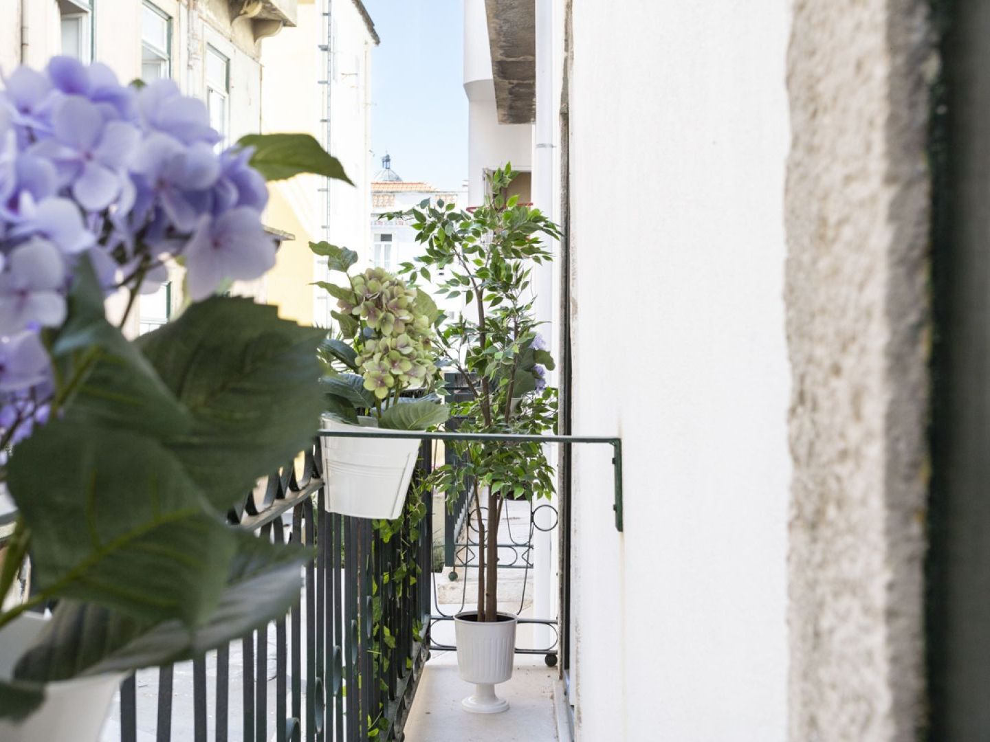 Altido Chic 1br Apt With Balcony Close By Graca Viewpoint And Tram Stops Lissabon